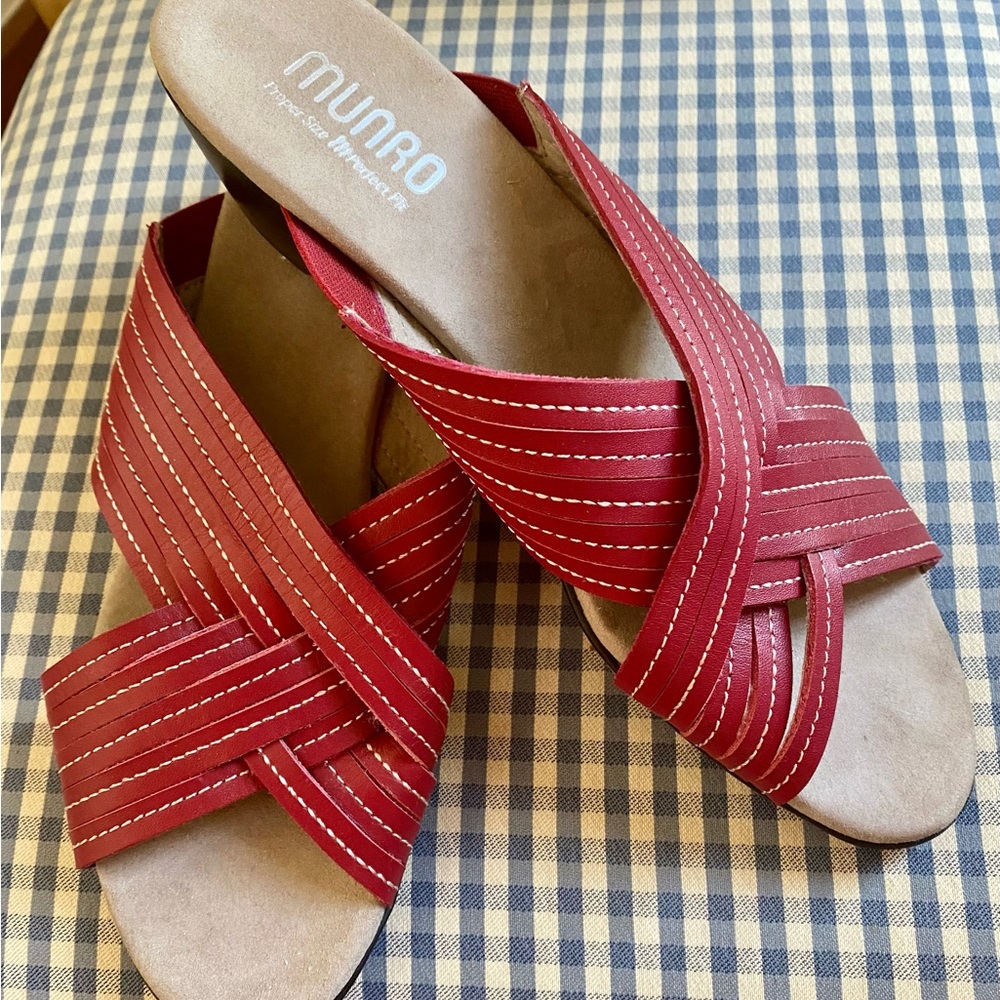 MUNRO SANDALS SLIPPER  LOW HEELS SADDLE BERRY RED WHITE TOP STITCHING 9.5